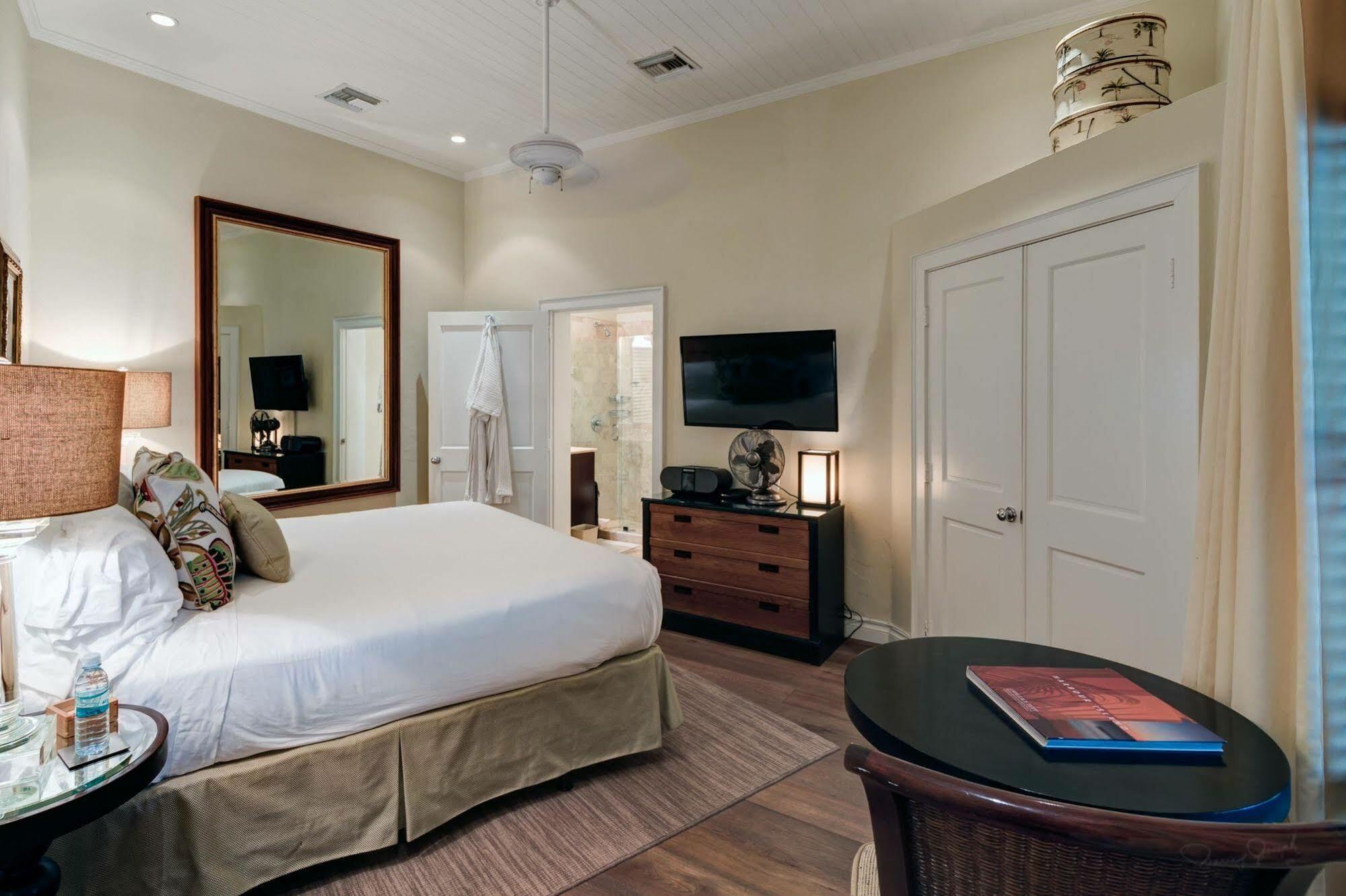Rock House Harbour Island Hotel Dunmore Town Екстериор снимка